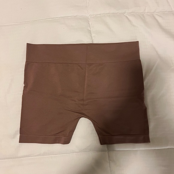 Naturyl by Niykee basic booty short - Picture 4 of 7